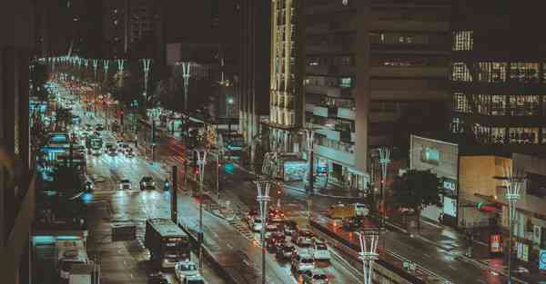 在校园内拍摄的唱曲mv