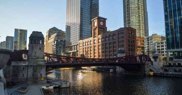 刘宇宁mv躺在水里