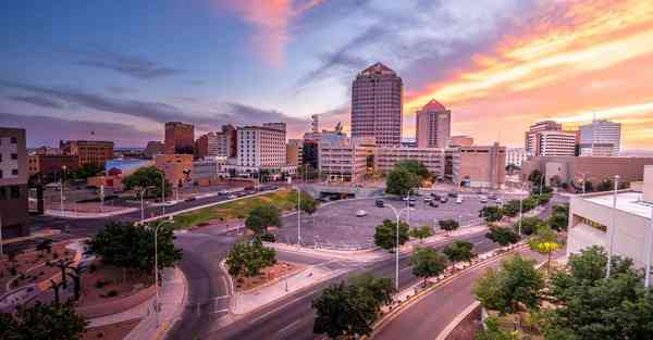 咖色配什么颜色上衣好看_咖色配什么颜色上衣