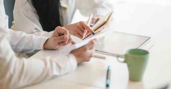 如何拍摄自己唱的歌曲mv