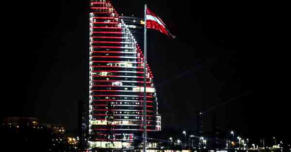 开衫配什么裤子比较好看