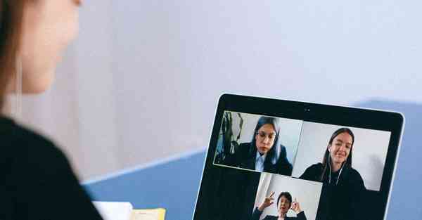 在校园内拍摄的唱曲mv